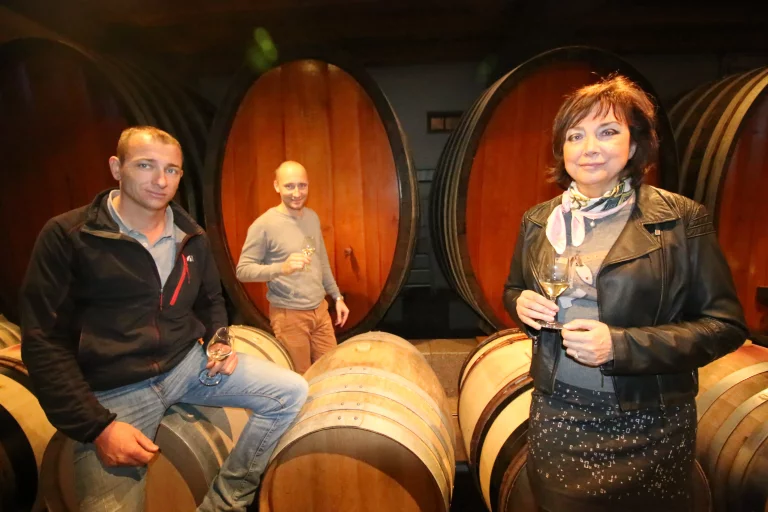 Catherine Faller avec ses deux fils Eddy et Théo.