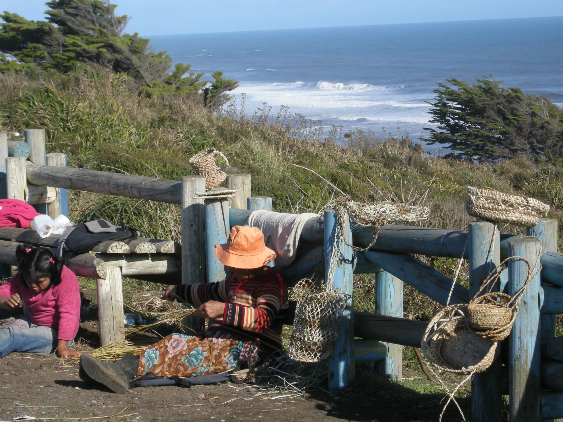Des Andes à la côte Pacifique, les Mapuche perpétuent la tradition, entre autres à travers l'artsanat.