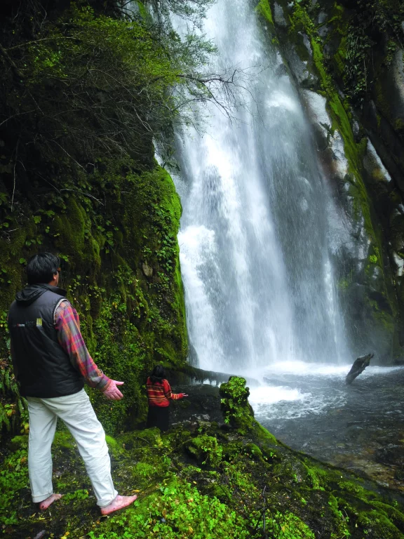 En communion avec la cascade de Taitaiko près de Melipeuco
