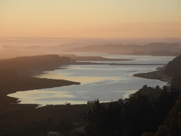 Puerto Saavedra: coucher de soleil sur la lagune et le Pacifique