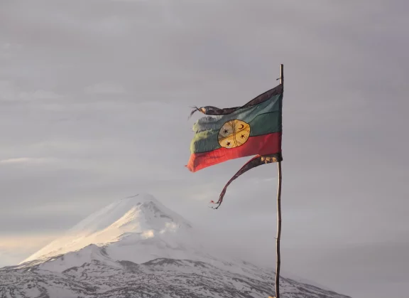 Le volcan Llaïma et la bannière Mapuche