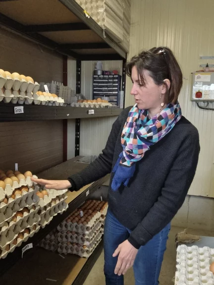 Magalie Fraszczak-Guillaume explique comment sont triés les oeufs.