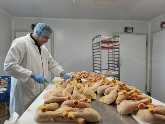 Un laboratoire a été installé à la ferme pour préparer les volailles.