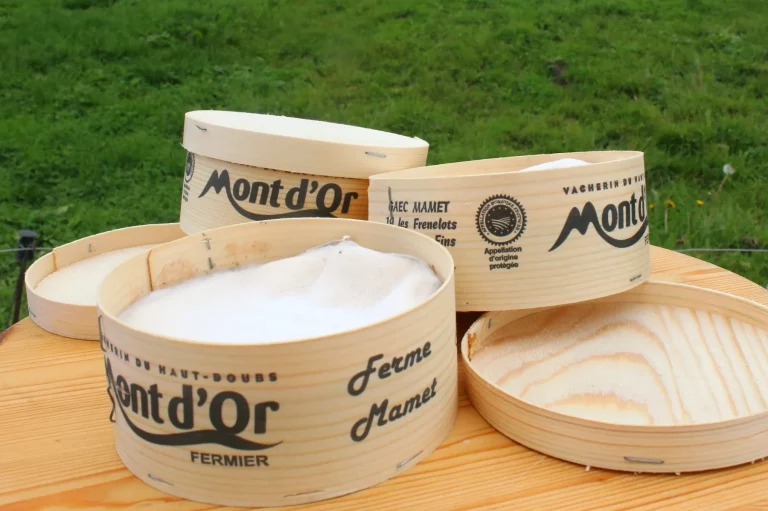 Le mont d’or est produit au lait cru, uniquement issu de vaches montbéliardes et Simmental. En 30 ans, la production est passée de 500 à 5000 tonnes par an.