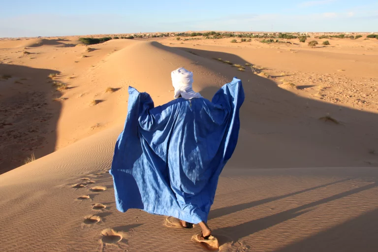 L'Adrar, le pays des hommes bleus est un désert cisaillé d'oueds et massifs dunaires.
