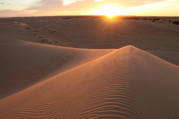 Levé du soleil dans le désert.