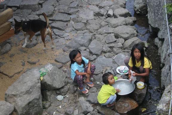 La vaisselle dans la rue.