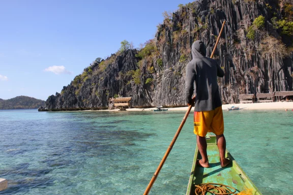 Arrivée en pirogue dans les iles Coron.