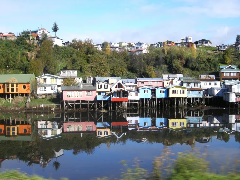 A Chiloé, Castro est réputé pour ses palafitos colorés, les maisons en bois de pêcheur.
