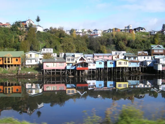 A Chiloé, Castro est réputé pour ses palafitos colorés, les maisons en bois de pêcheur.