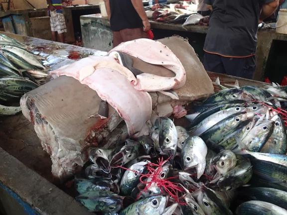 Au marché à Mahé.