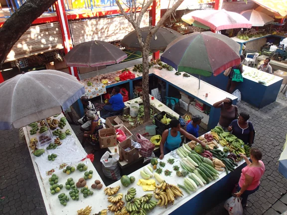 Au marché à Mahé.