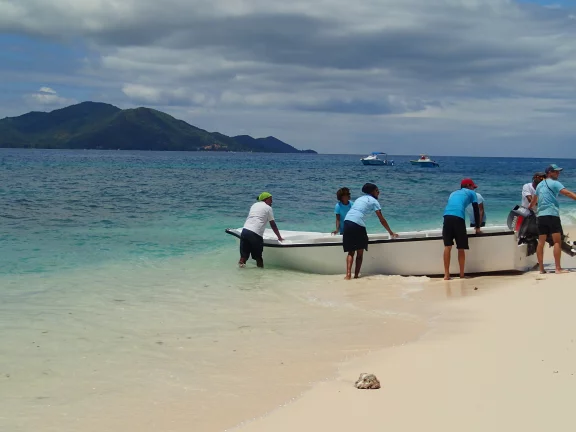 Cousin, les jeunes bénévoles s'apprêtent à ammener les visiteurs sur l'île.