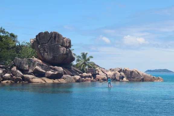 Faire du paddle dans un décor de rêve.
