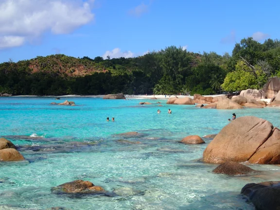 L'eau cristalline le long des plages de Praslin.