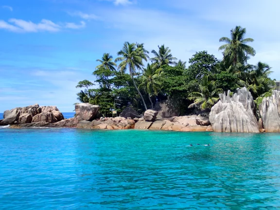 L'îlot Saint-Pierre, ses eaux sont réputées pour ses poissons multicolores, ses rascasses élégantes.