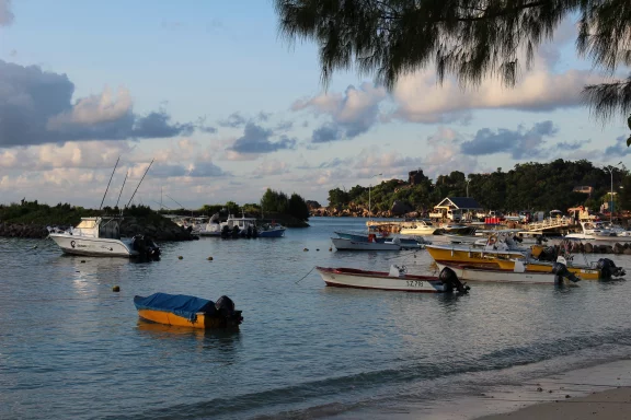 Le soir tombe sur La Digue.