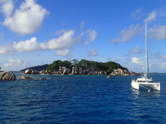 Découvrir les plus belles îles des Seychelles à bord d'un catamaran, que du bonheur.