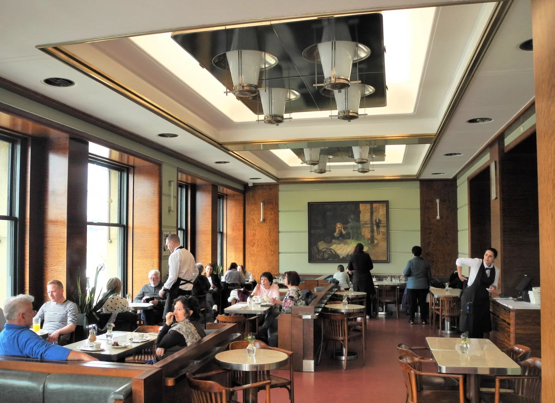 Café Slavia: Vaclav Havel et les intellectuels de la Charte 77 y organisèrent la dissidence