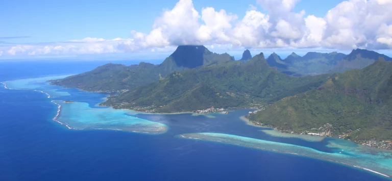 L'ile de Tahiti, vue d'avion apparait très montagneuse.