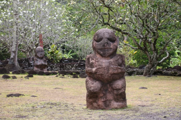 Les tiki sont des sculptures à forme humaine construites en pierre volcanique. Elles sont centrales dans le culte polynésien.