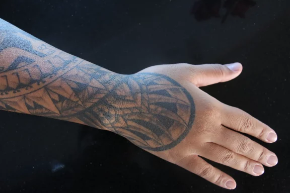 Le tatouage est un rite trés répandu en Polynésie.