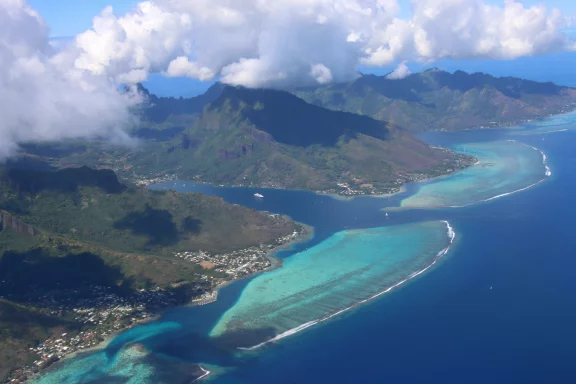 Les anneaux coraliens de Tahiti sont dominés par des motagnes qui dépassent les 2000 métres d'altitude.