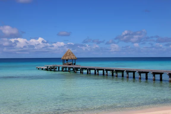 Les eaux turquoises scintillantes de Polynésie forment un décor paradisiaque.