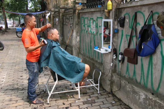 A Hanoi, coiffeur de rue.