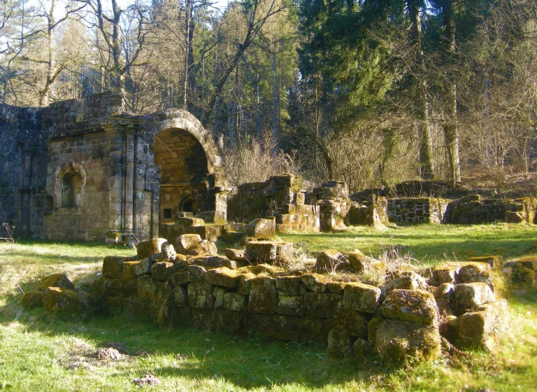 Le Prieuré de Bonneval érigé au XIIe siècle au coeur de la forêt sur les terres de Saint-Baslemont