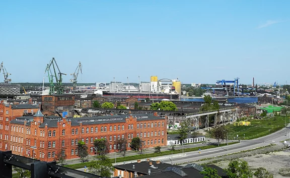 Les chantiers navals depuis la terrasse du Centre Européen Solidarité.