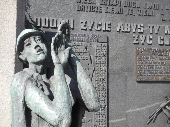 A la porte n°2 des chantiers navals, hommage aux morts de 1970