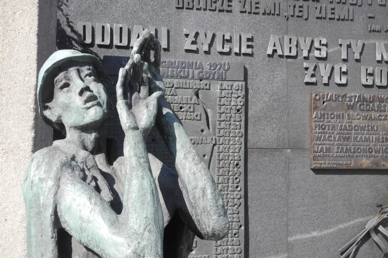 A la porte n°2 des chantiers navals, hommage aux morts de 1970