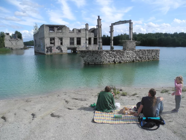 Pique nique à l'ancienne prison de Murru Paldiski en Estonie