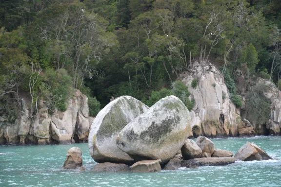 Abel Tasman Parc: le rocher de la pomme fendue