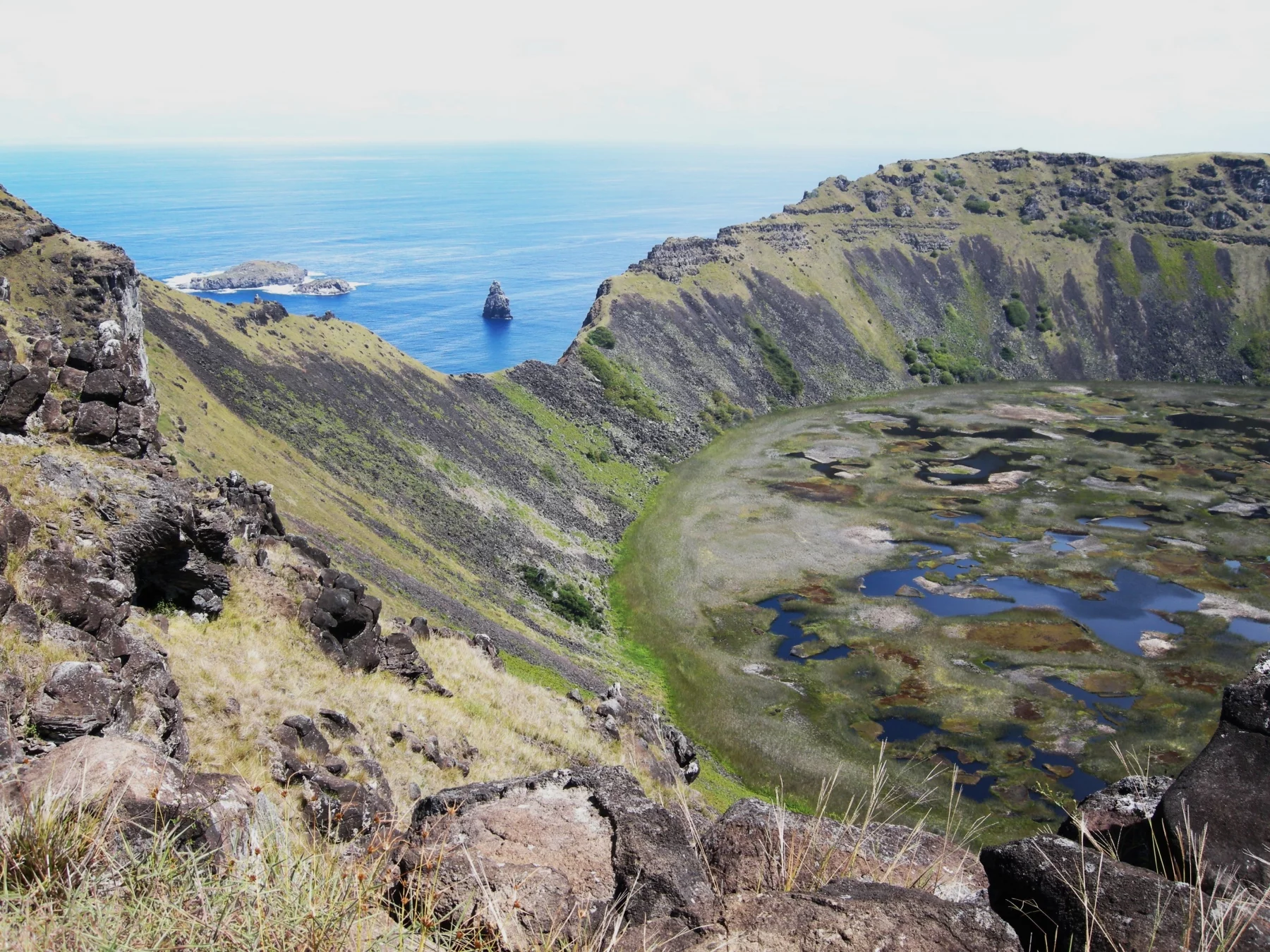 Le volcan Rano Kau, laissant apparaître l'île mythique de l'Homme-oiseau.