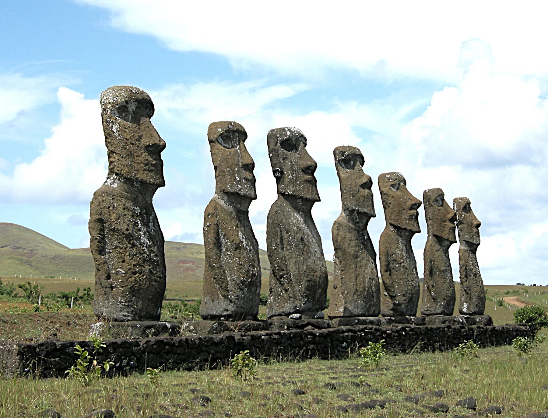 Les sept Moaïs d'Ahu Akivi: le seul site où les statues géantes font face à l'océan