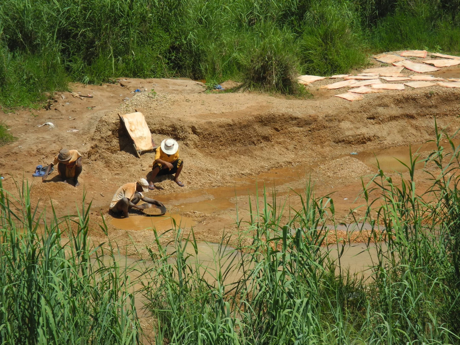 Espoir d'une vie meilleure dans le lit d'une rivière près de Manombo