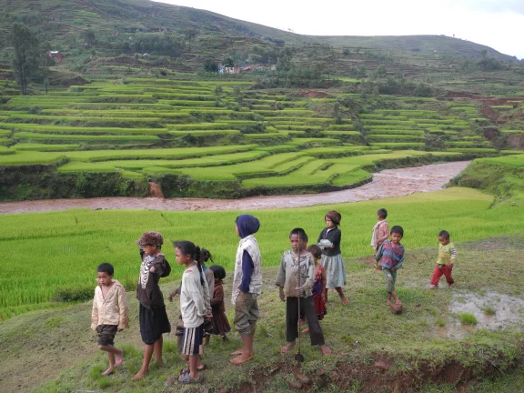 Enfance attentive à la rivière agitée
