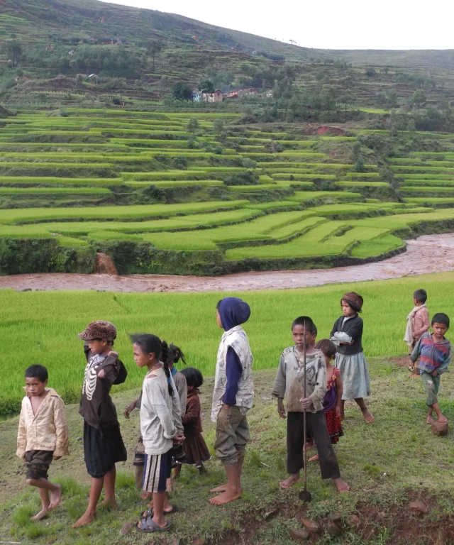 Enfance attentive à la rivière agitée