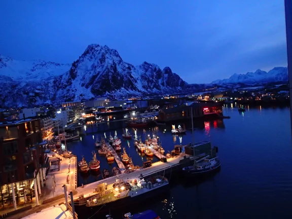 A l'heure bleue, la vie reprend déjà sur les bateaux de pêche.
