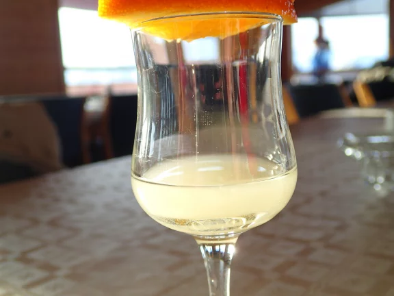 Quand on vous sert de l'huile de foie de morue encore tiède, il faut vite croquer dans la rondelle d'orange pour faire passer son goût.