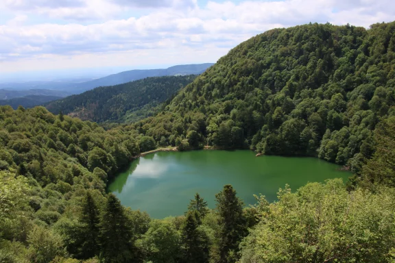 Le lac des perches et ses eaux vert émeraude.
