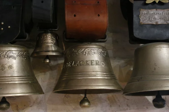 Les clarines sont exposées dans les ferme-auberges et retrouvent le cou des vaches à chaque transhumance.