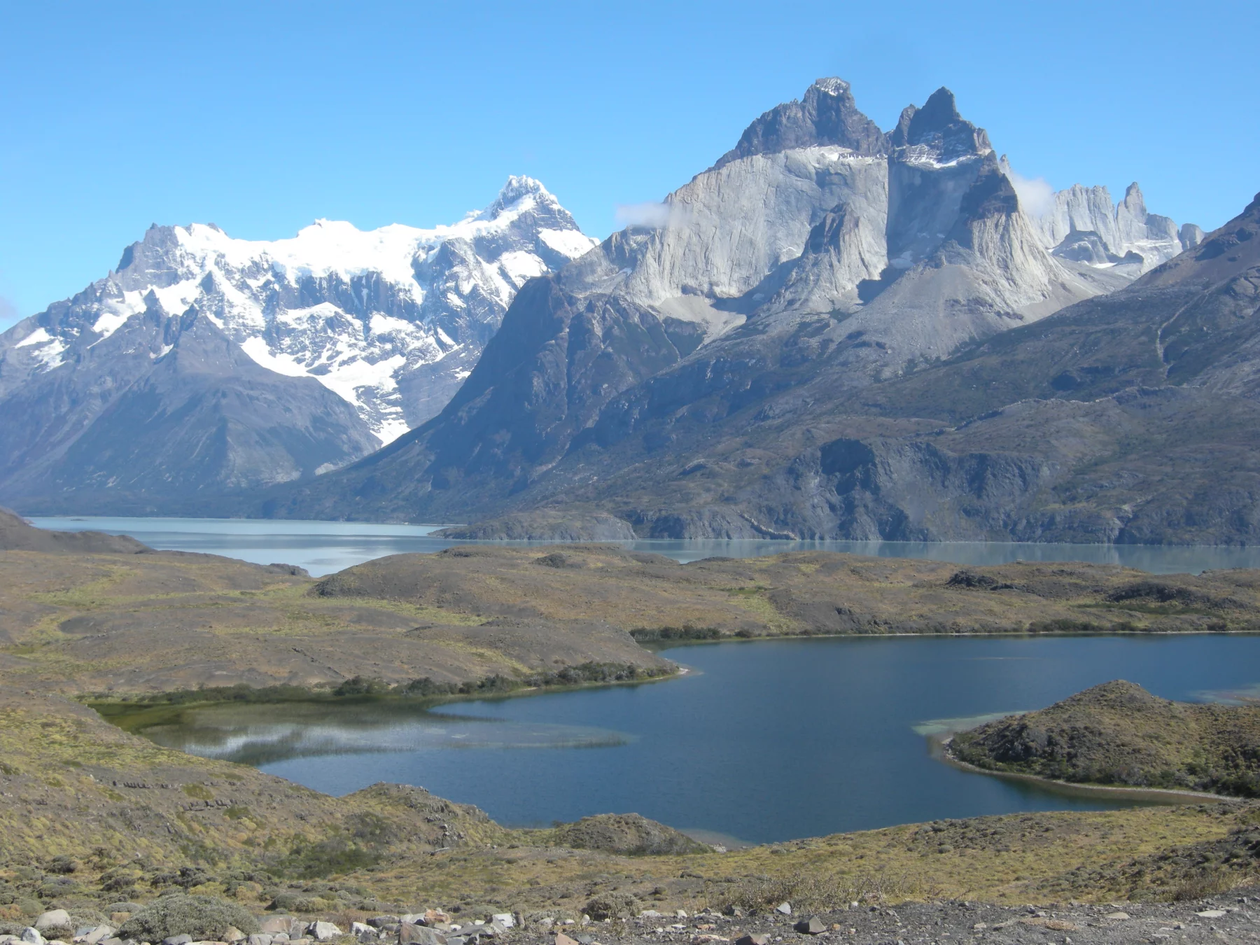 Le Parc national Torres del Paine, un paradis de la randonnée entre lacs, sommets majestueux et glaciers vibrants.