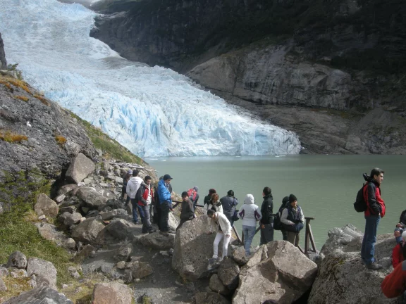 Acessible par le fjord de la Ultima Esperanza, le glacier Serrano appartient au Parc national Bernardo O'higgins, qui enveloppe une grande partie du Champ de glace Sud de Patagonie.