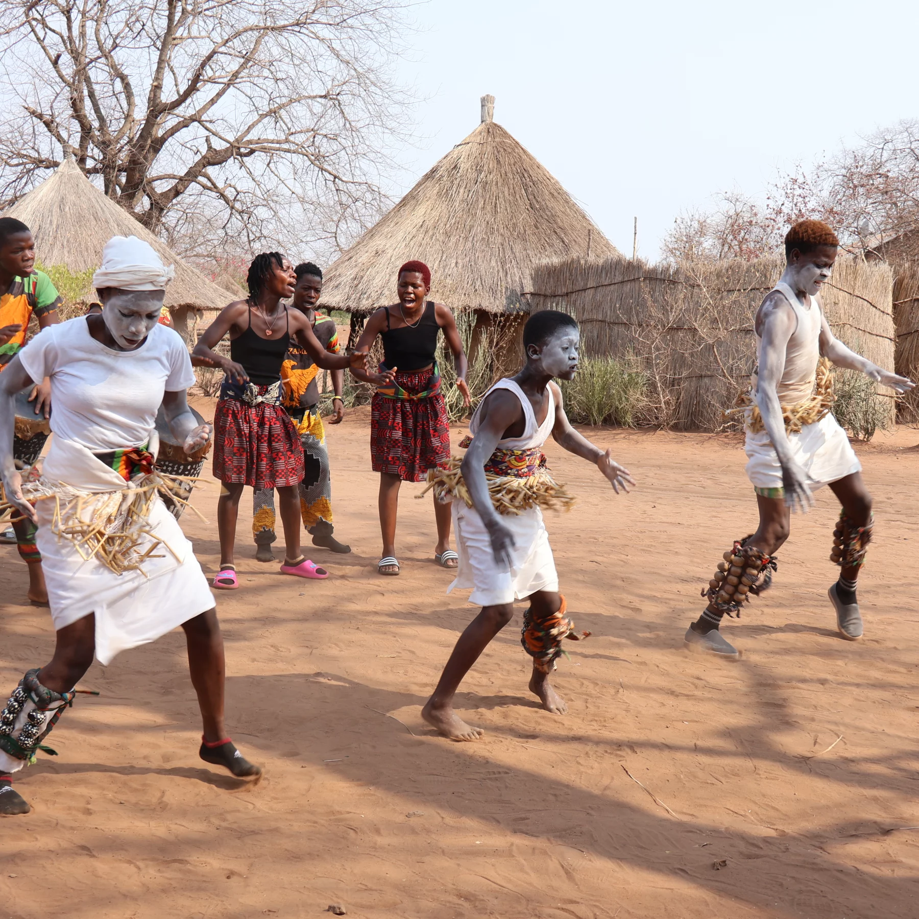 Les jeunes perpétuent les danses et chants traditionnels.