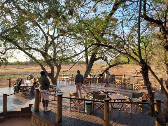 Dîner au lodge Puku Ridge.