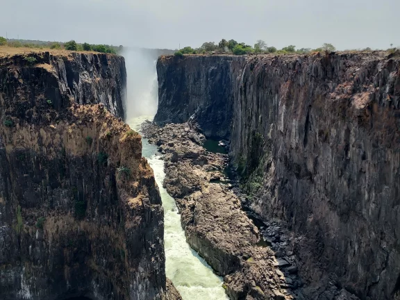 Les chutes Victoria. A la fin de la période sèche, on voit la falaise.