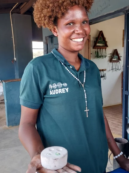 Fière de son travail de créatrice de bijoux à base de perles de verre.